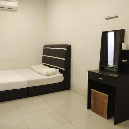 Oyo 90995 Hotel Nk Impian Сери-Искандар Экстерьер фото