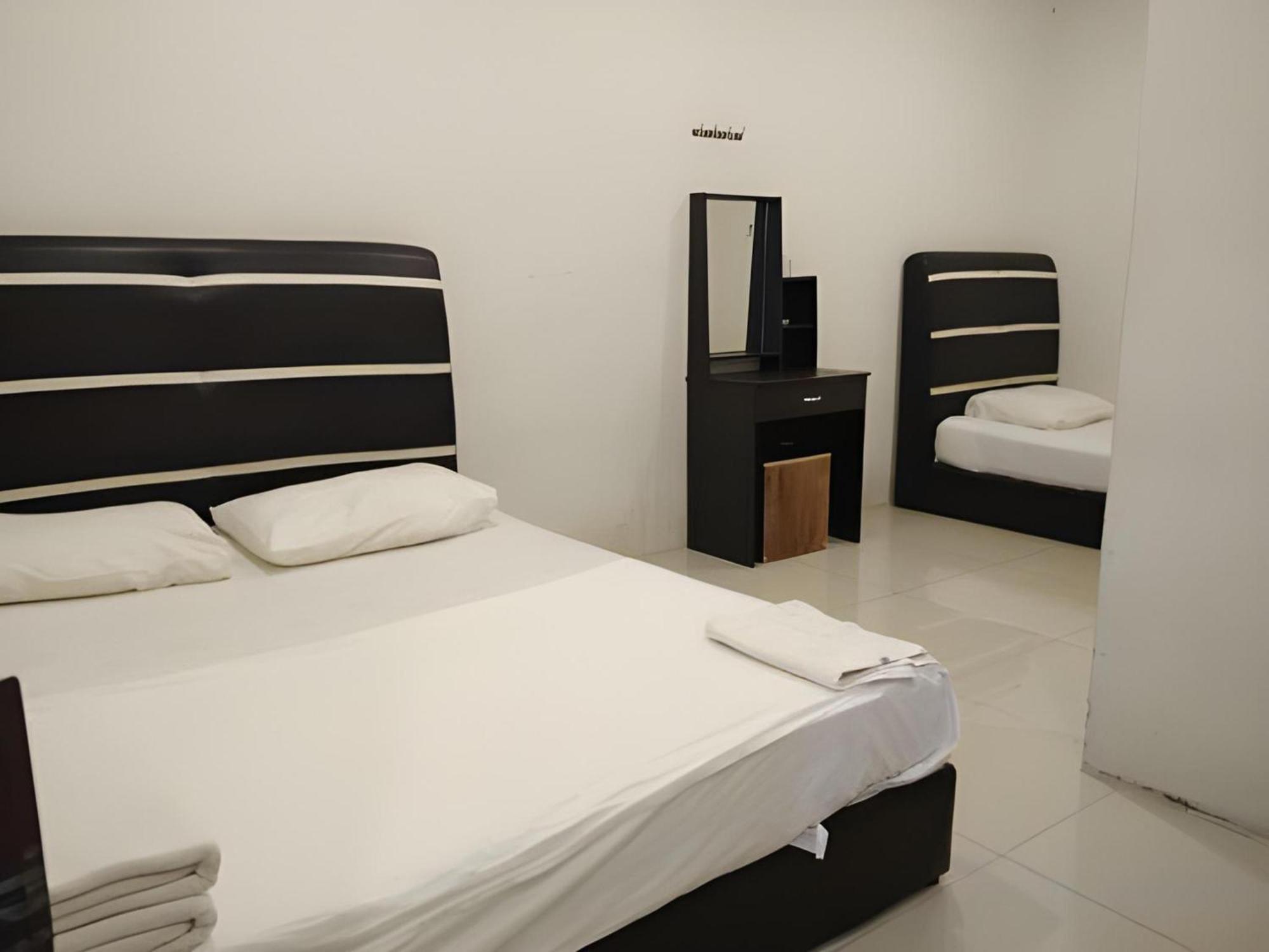 Oyo 90995 Hotel Nk Impian Сери-Искандар Экстерьер фото