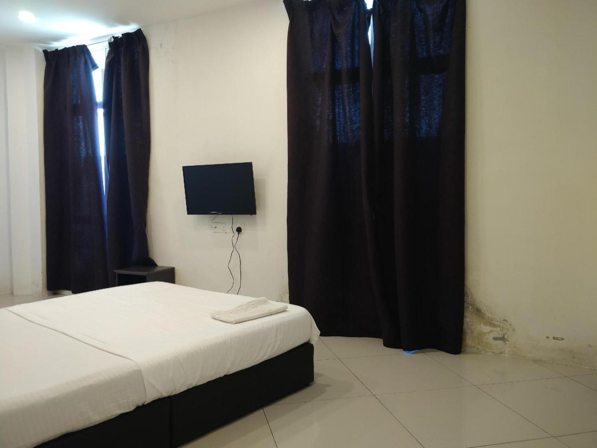 Oyo 90995 Hotel Nk Impian Сери-Искандар Экстерьер фото