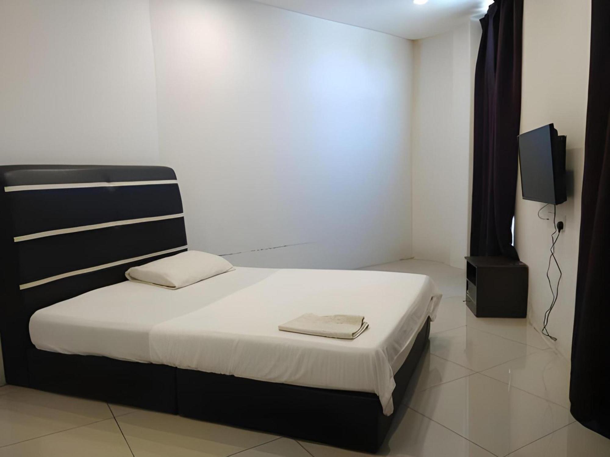 Oyo 90995 Hotel Nk Impian Сери-Искандар Экстерьер фото