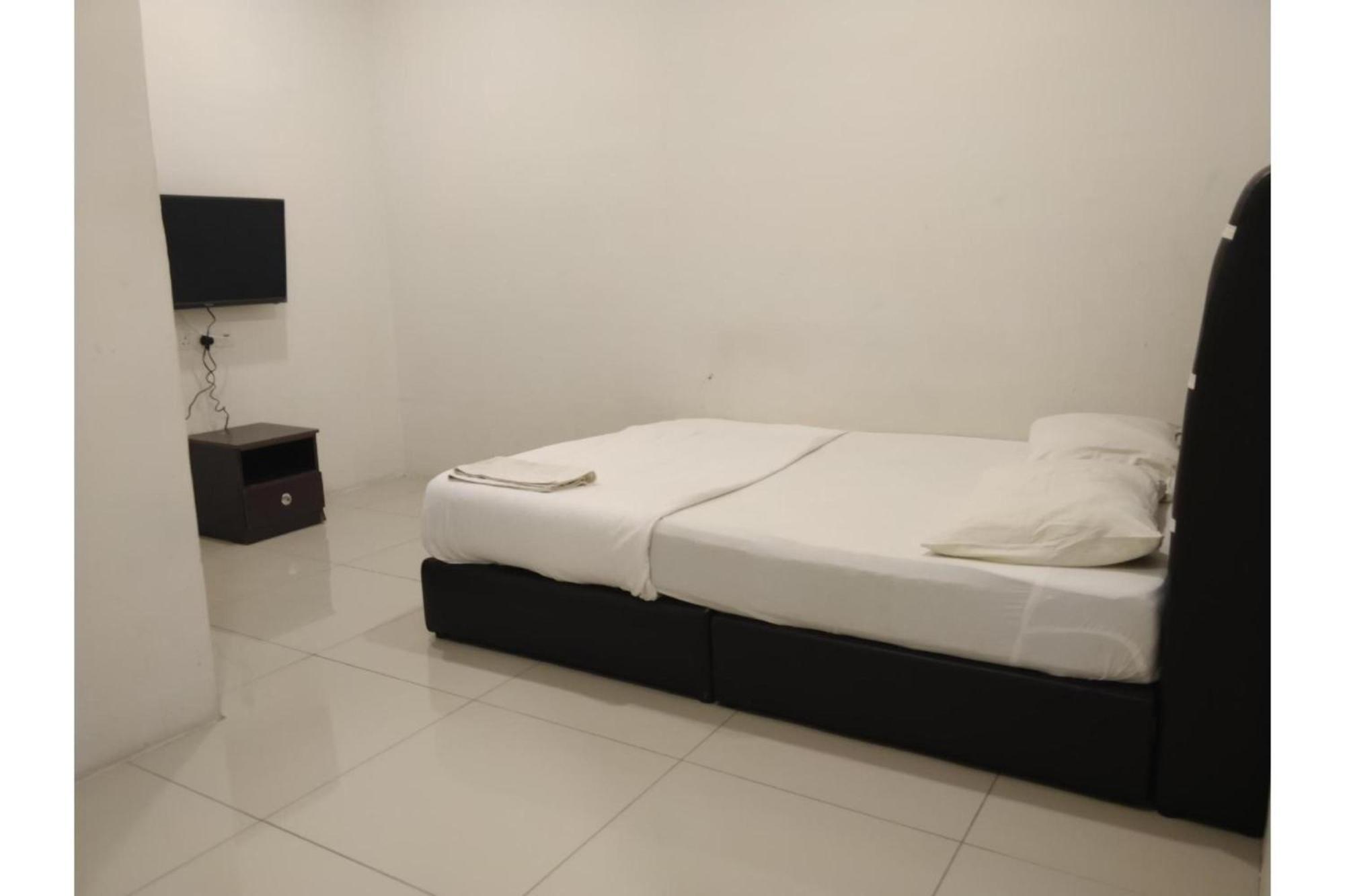 Oyo 90995 Hotel Nk Impian Сери-Искандар Экстерьер фото