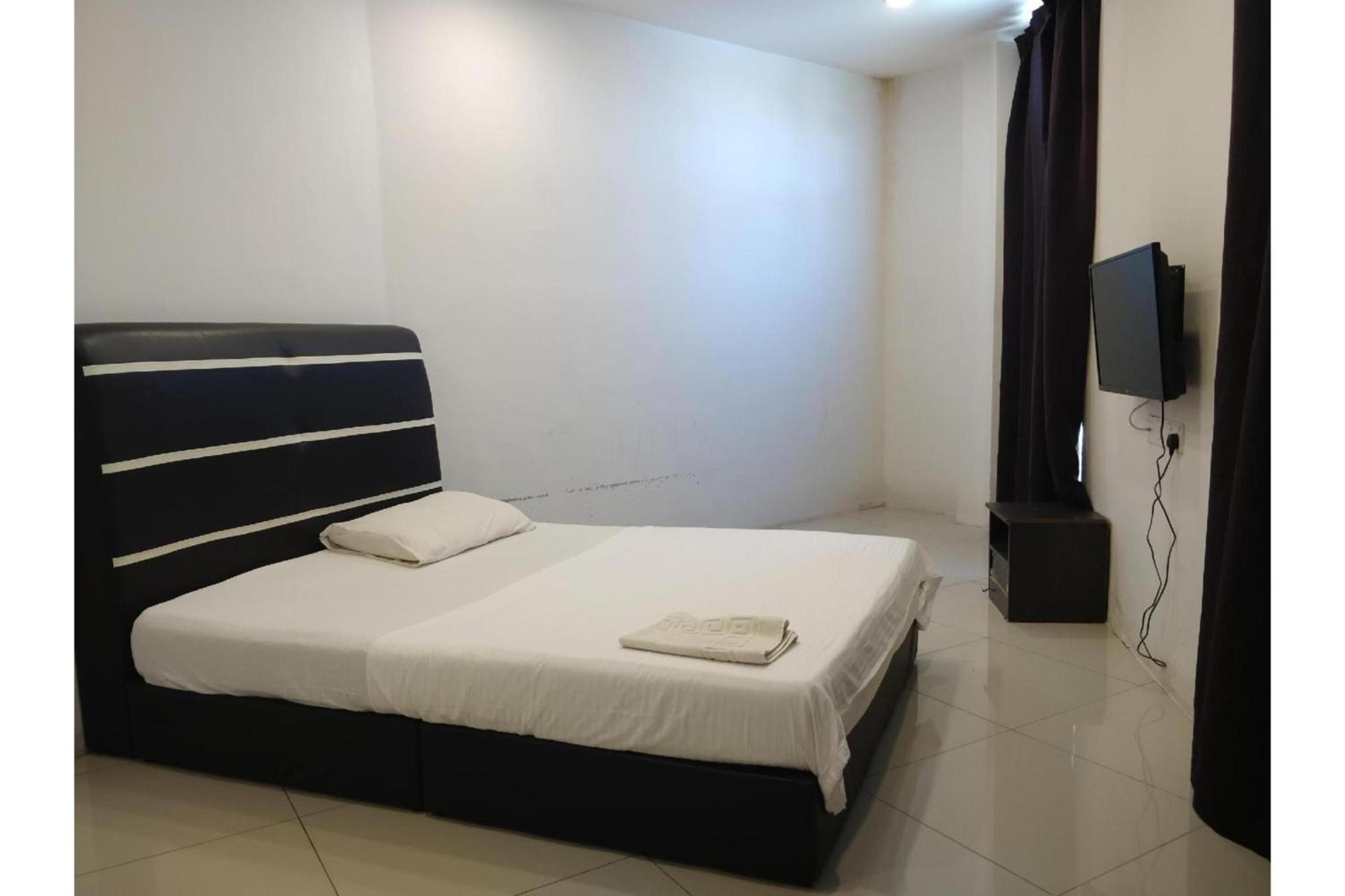 Oyo 90995 Hotel Nk Impian Сери-Искандар Экстерьер фото