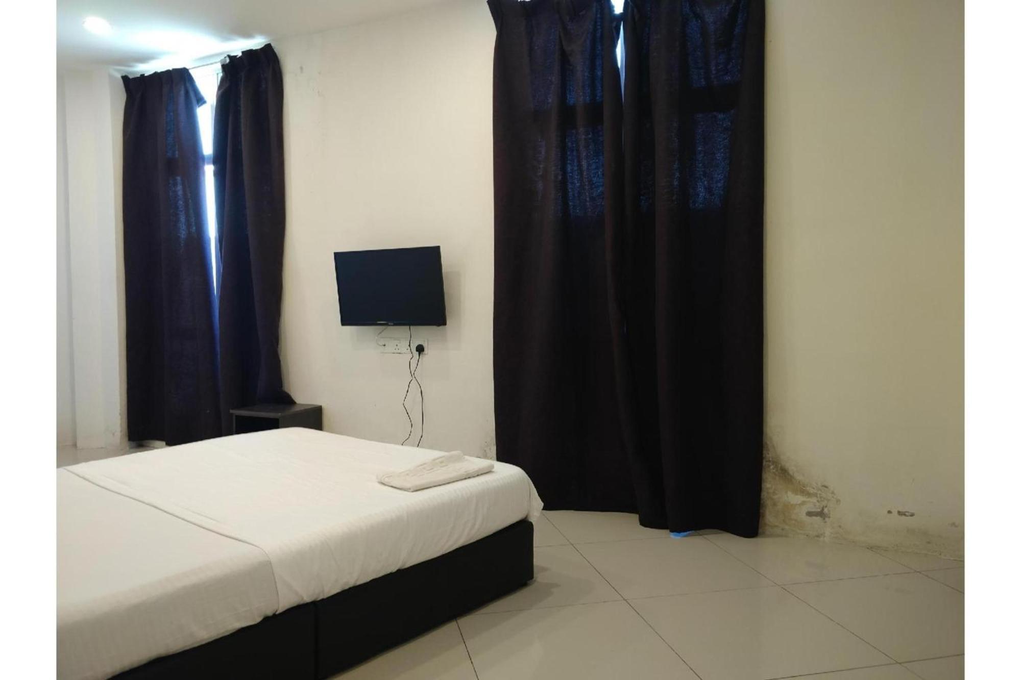 Oyo 90995 Hotel Nk Impian Сери-Искандар Экстерьер фото