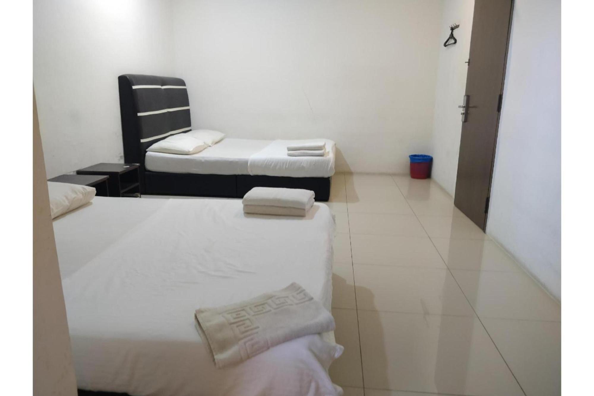 Oyo 90995 Hotel Nk Impian Сери-Искандар Экстерьер фото
