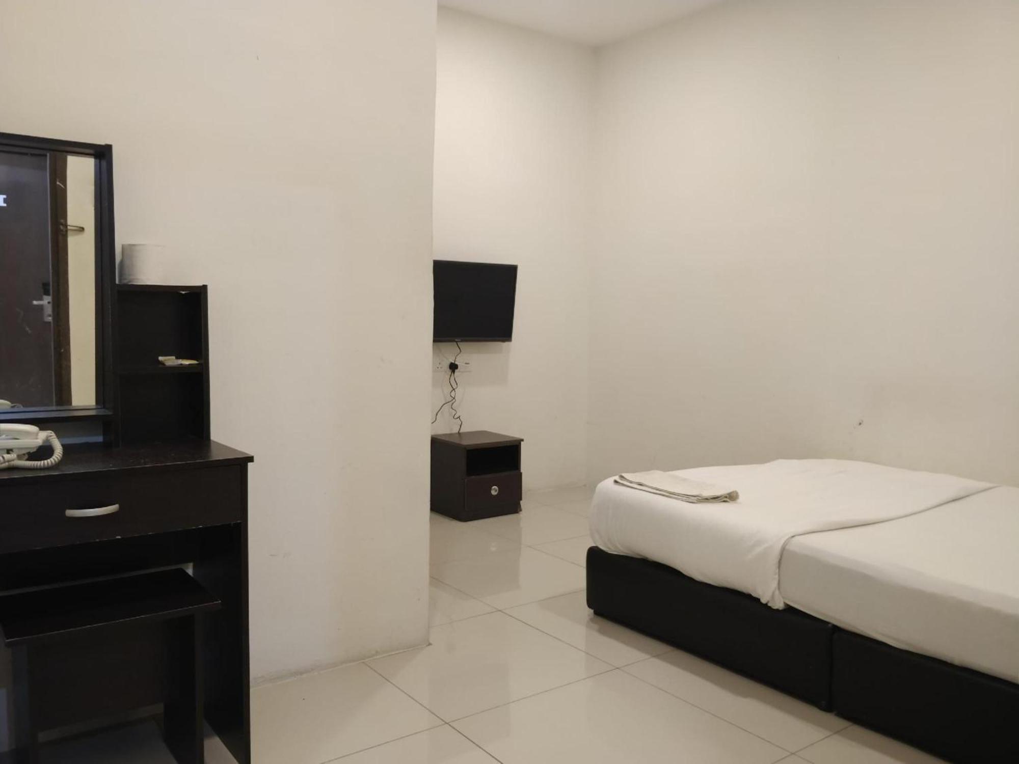 Oyo 90995 Hotel Nk Impian Сери-Искандар Экстерьер фото