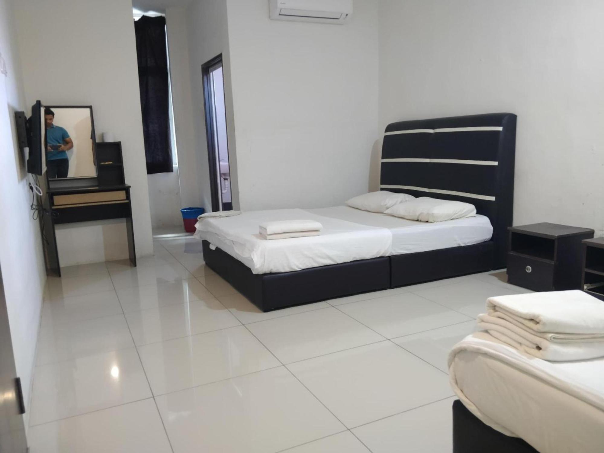 Oyo 90995 Hotel Nk Impian Сери-Искандар Экстерьер фото